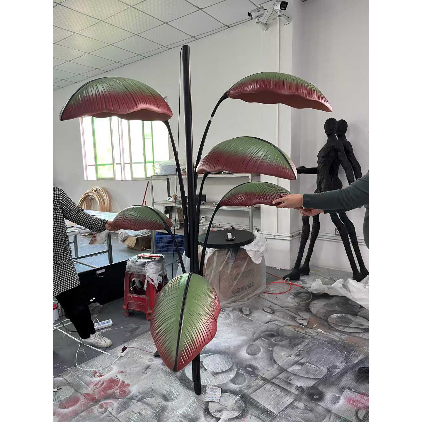Rauduvyu Modern Minimalist Leaf Black Metal Chandelier