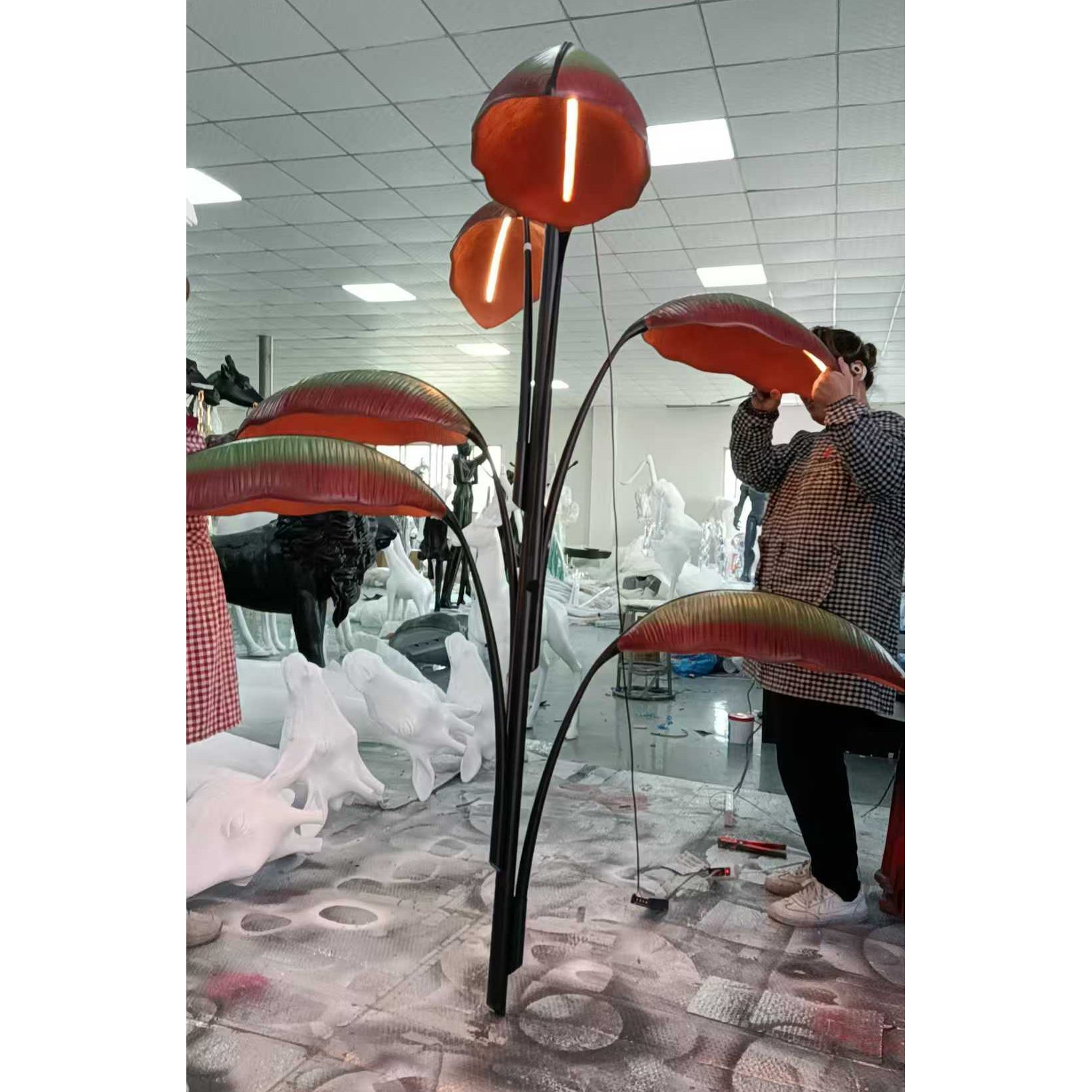 Rauduvyu Modern Minimalist Leaf Black Metal Chandelier