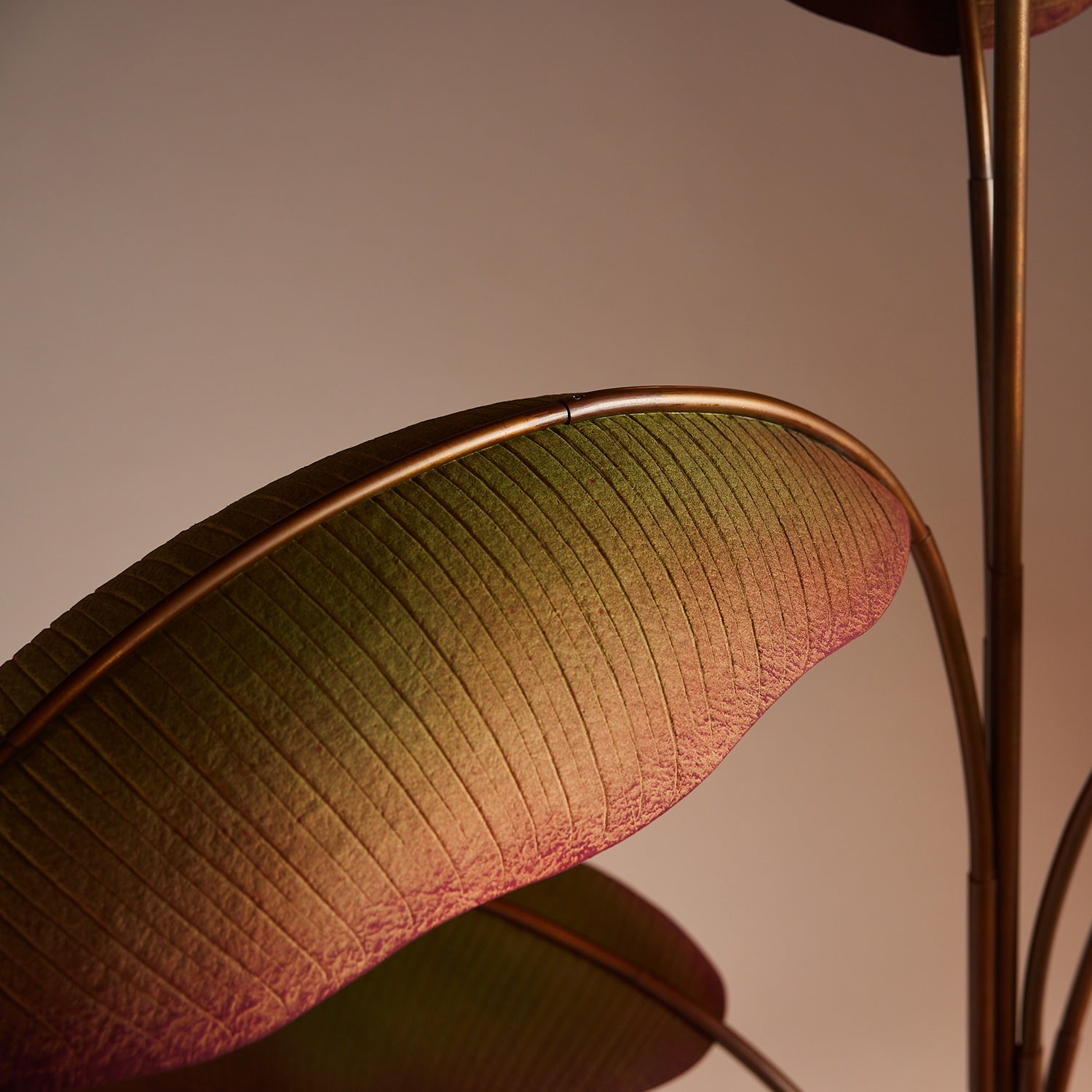 Rauduvyu Modern Minimalist Leaf Black Metal Chandelier