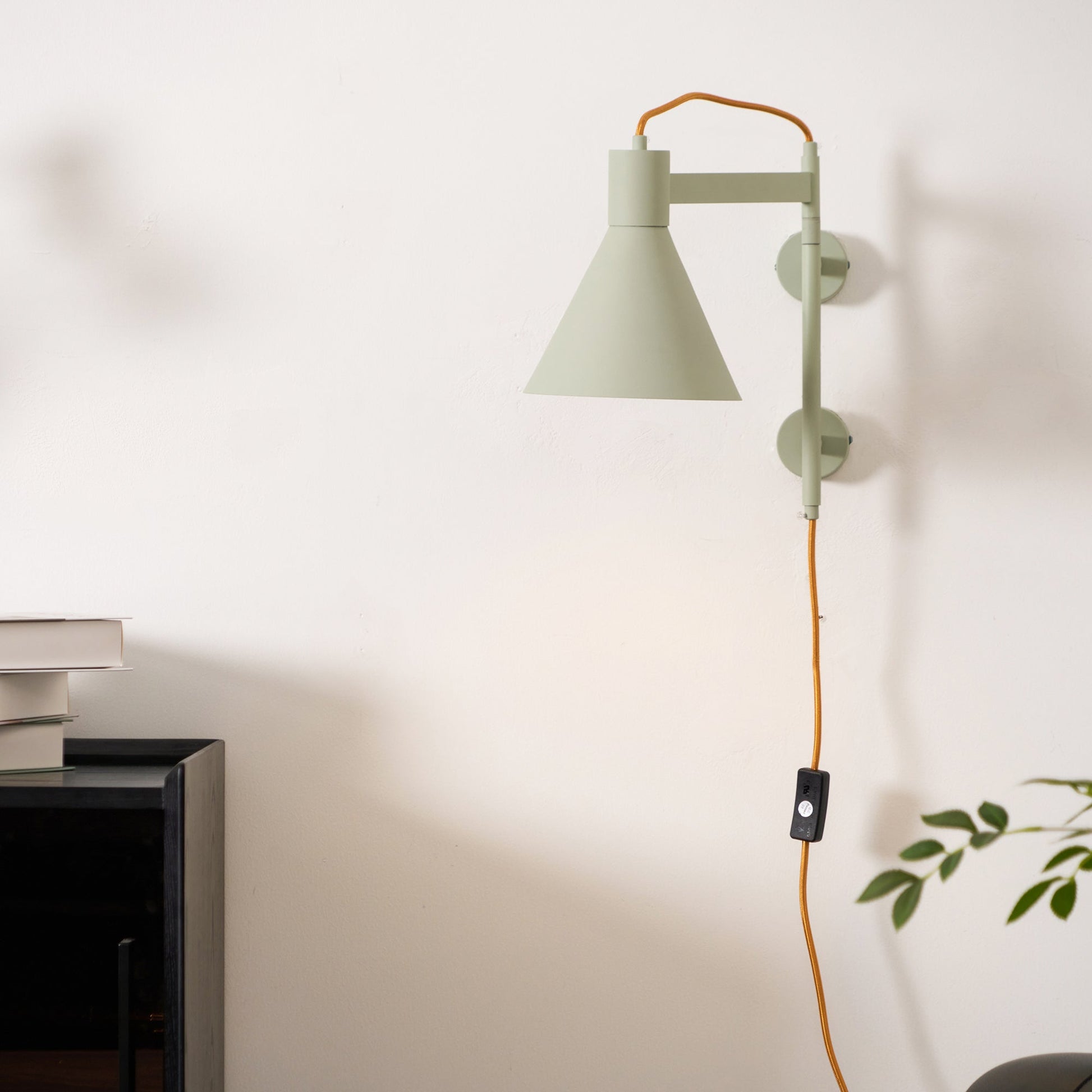 Ivela Modern Minimalist Plug-In Metal Wall Lamp - Lamp Copper