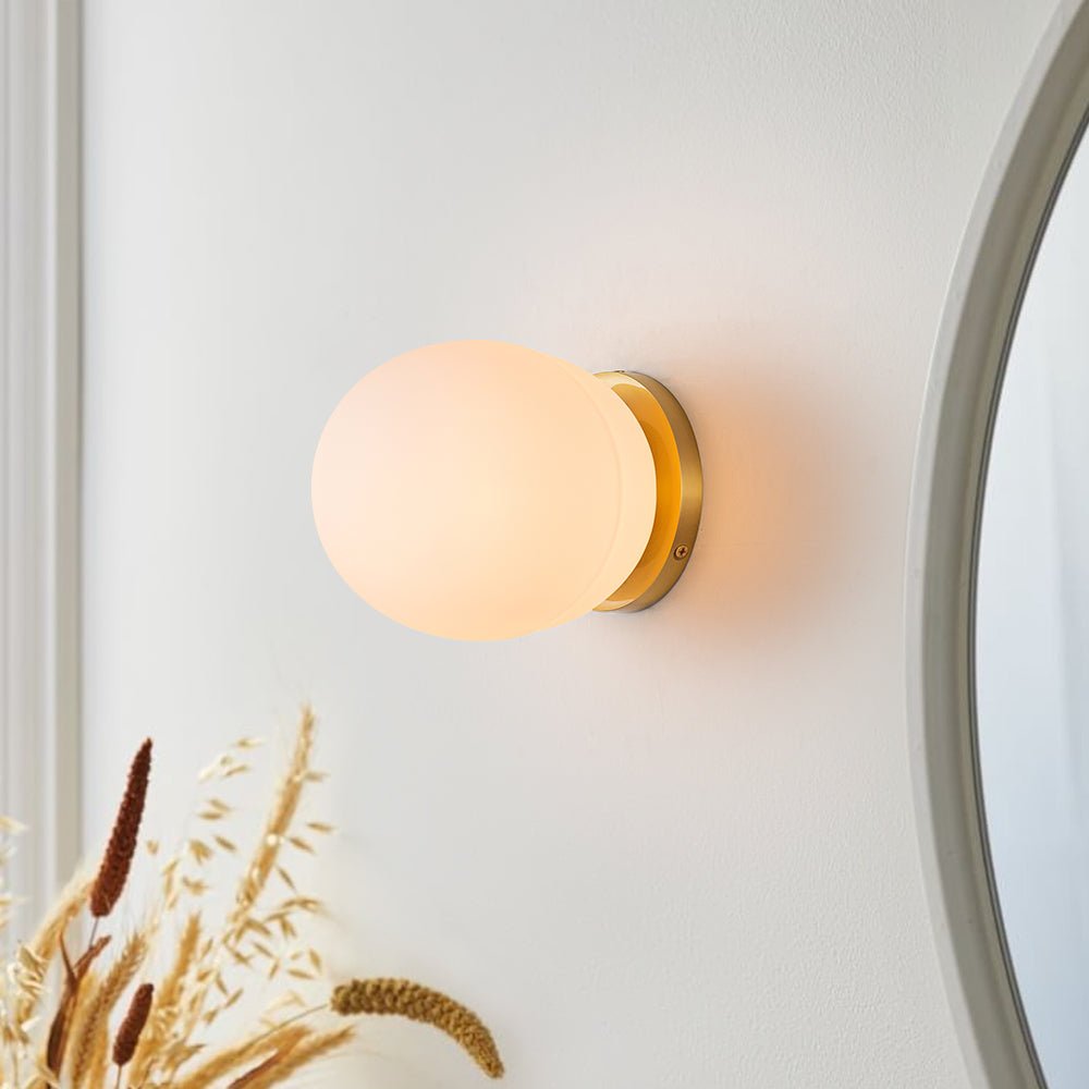 Kvennlig Simple Gold Frosted Glass Wall Light